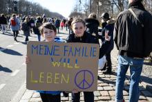 Two Ukrainian boys at peace demonstration in Berlin, March 2022: “My family wants to live“. Photo: flickr /  Stefan Müller